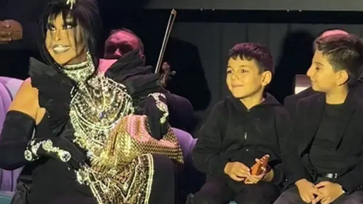Bülent Ersoy’un Bursa konserinde dikkat çeken jest: İki çocuğa deste deste harçlık