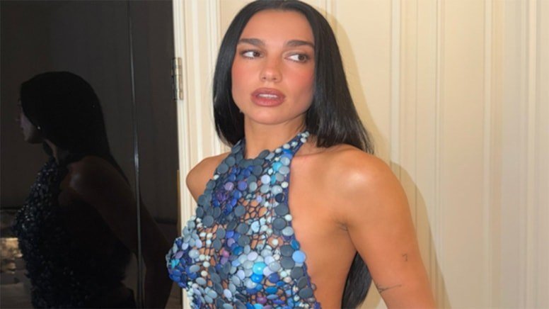 Dua Lipa’nın 740 vintage düğmeli büstiyeri dikkat çekti