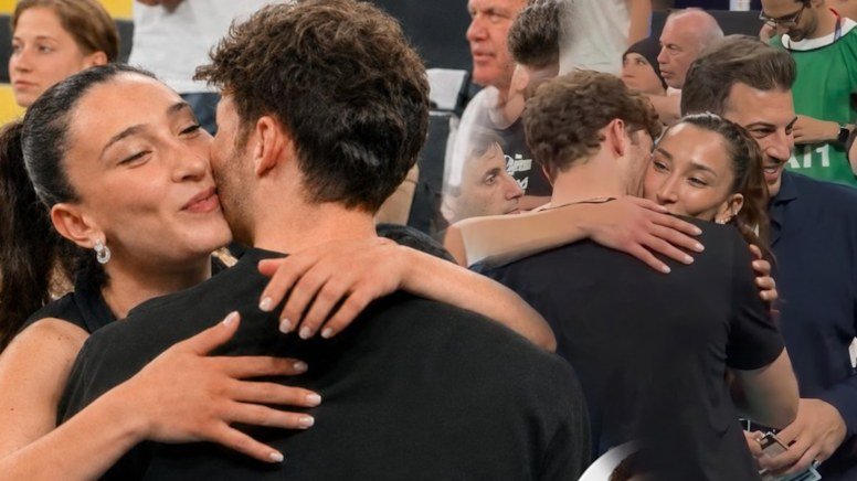 Hande Baladın ve Onuralp Bitim’in maç sonu galibiyet sevinci