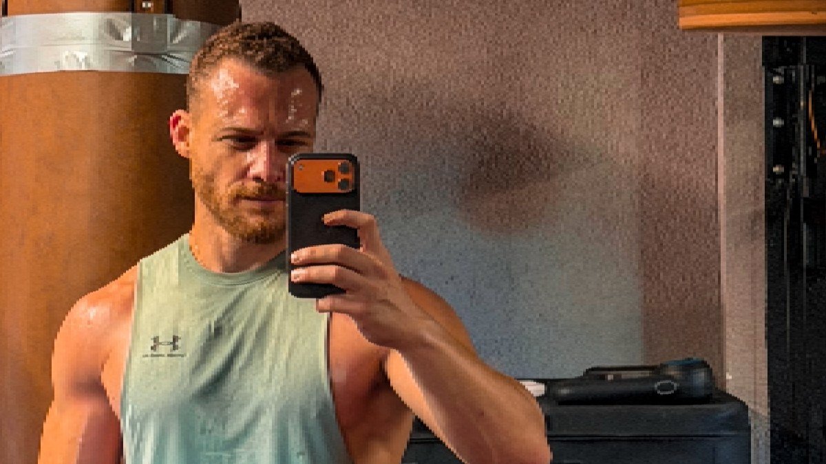 Kerem Bürsin boyun fıtığı ameliyatı geçirdi: Hastane paylaşımı dikkat çekti