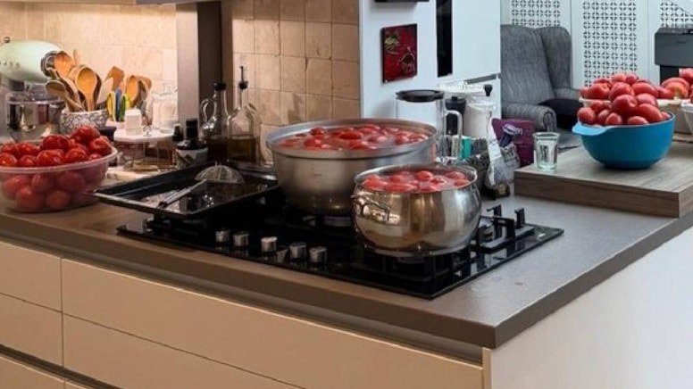 Seda Bakan kış hazırlıklarına başladı: Domates ve salça mesaisi