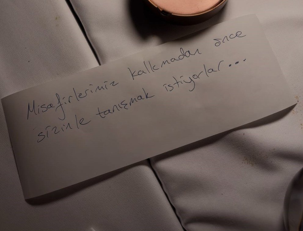 Serenay Sarıkaya’nın restoranda aldığı not sosyal medyada gündem oldu