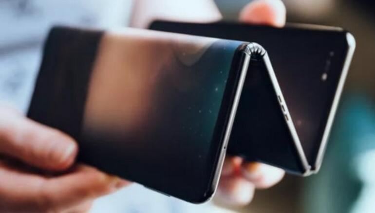 Ekranı üçe katlanabilen telefon.