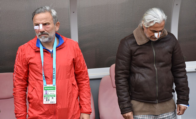 Saldırıya uğrayan teknik direktör, futbolcuları maçta yalnız bırakmadı