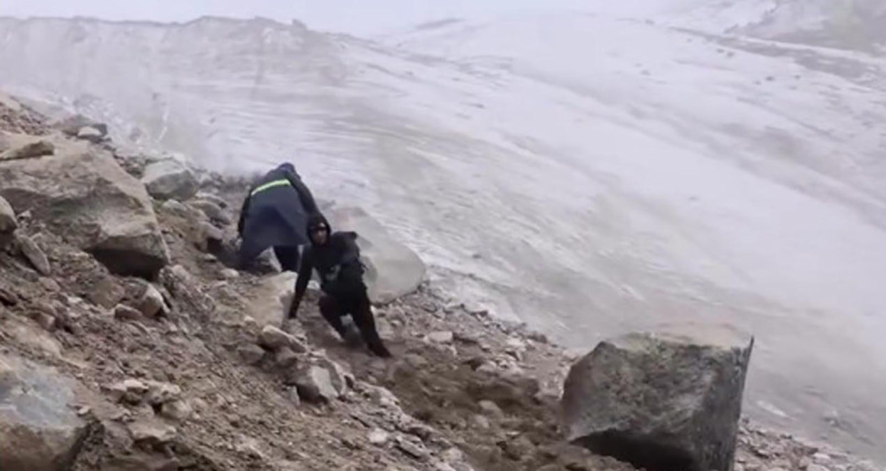Ağrı Dağı’nda dağcılar kayaların altında kalmaktan son anda kurtuldu