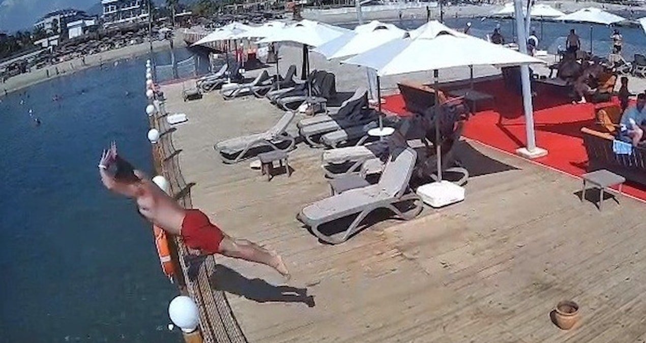Alanya’da otel iskelesinden sığ suya atlayan tatilci hayatını kaybetti