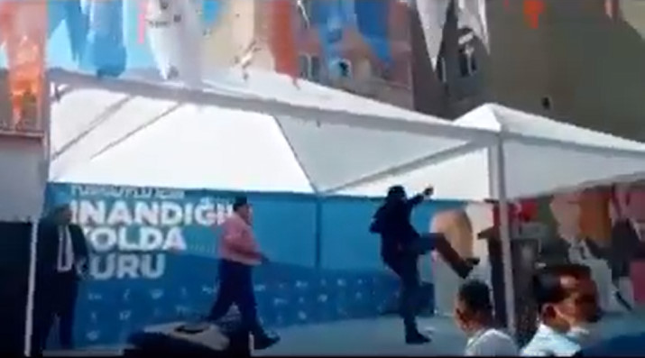 AK PARTİ KONGRESİNDE KÜRSÜYE TEKME ATILDI!!!