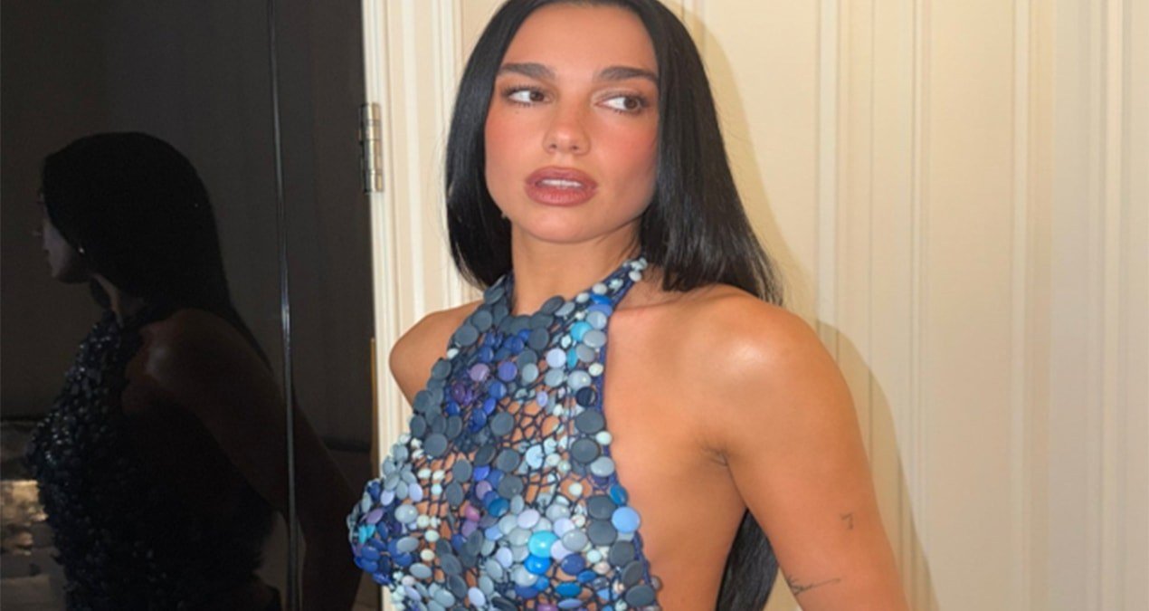 Dua Lipa’nın 740 vintage düğmeli büstiyeri dikkat çekti
