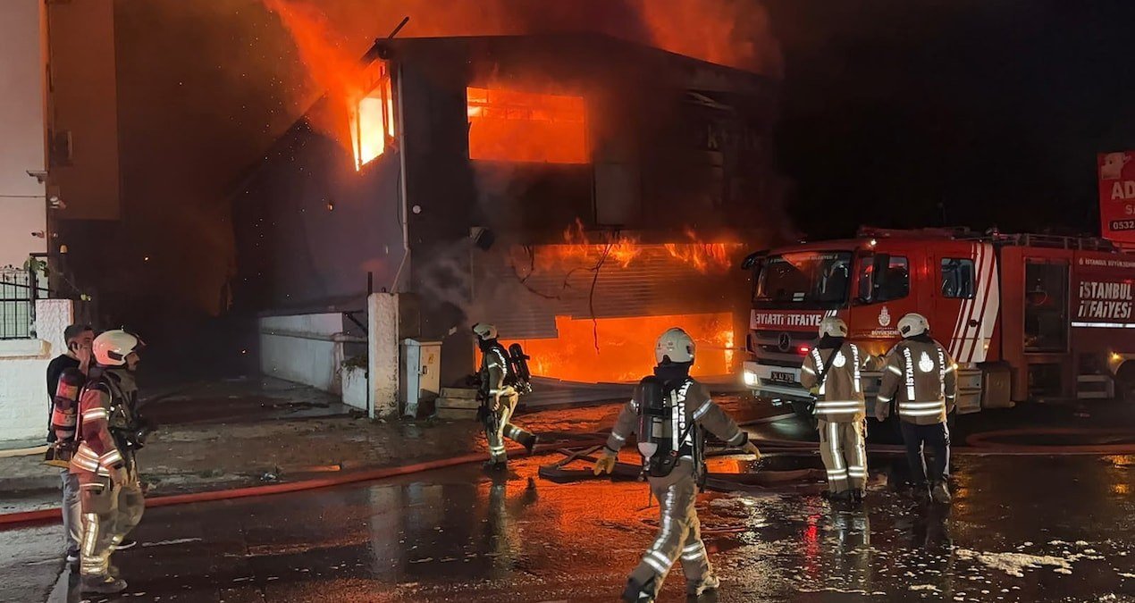 Esenyurt’ta iş yerinde yangın: Alevler 5 iş yerine sıçradı