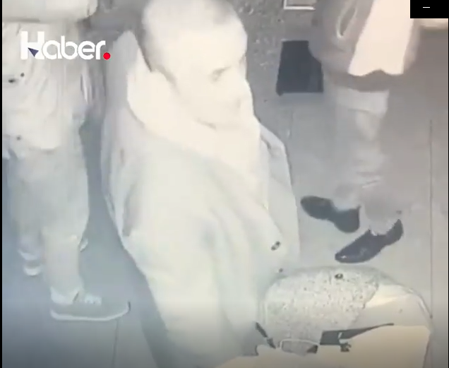 Gazeteci Metin Özkan’ın bir kadının çantasından para aldığı iddia edilen görüntüler ortaya çıktı.