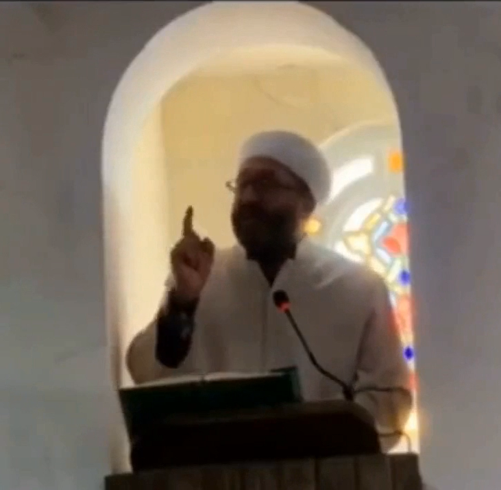 İmam 20 çıplak kadın evimize giriyor diyerek isyan etti.