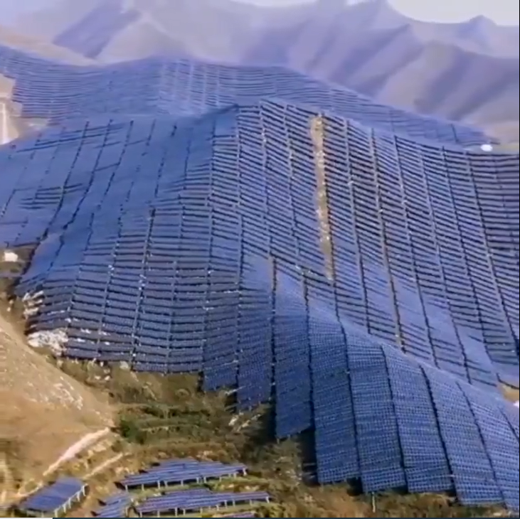 Kuzey Çin’deki Taihang Dağlarına yerleştirilen güneş panelleri 80km uzunluğu olan bir alanı kapsıyor