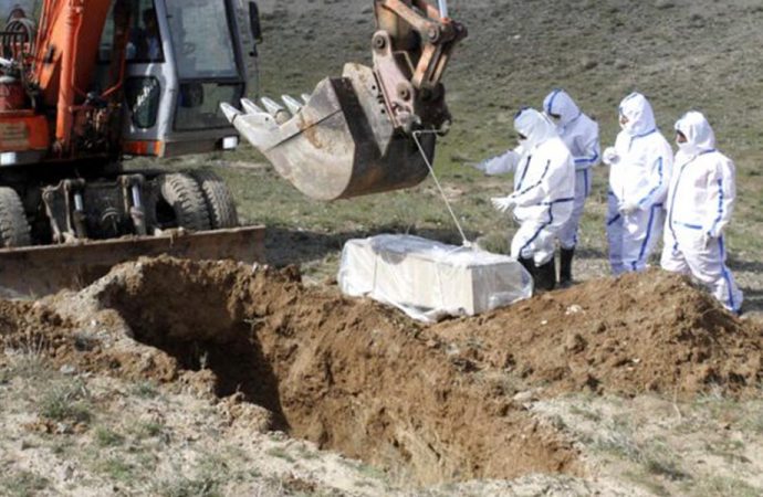 Tarihe geçen görüntüler! Koronavirüs hastasını dağ başına gömdüler 