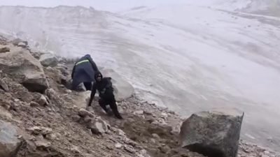 Ağrı Dağı’nda dağcılar kayaların altında kalmaktan son anda kurtuldu