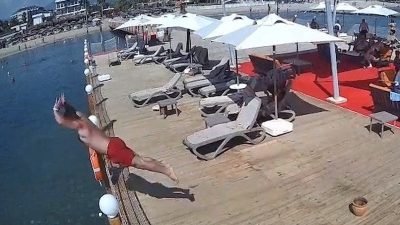 Alanya’da otel iskelesinden sığ suya atlayan tatilci hayatını kaybetti