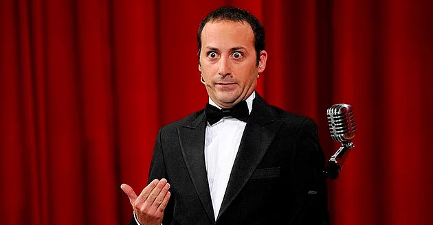 Tolga Çevik'in Eşofmanla Tiyatroya Gelen Bir Genci Sahneden Kovduğunu Söylemesi Sosyal Medyada Tartışma Yarattı!