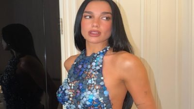Dua Lipa’nın 740 vintage düğmeli büstiyeri dikkat çekti