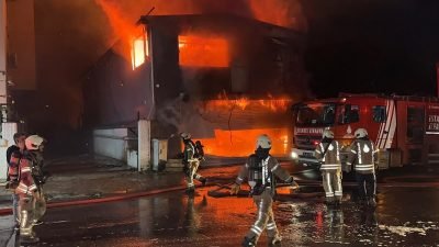 Esenyurt’ta iş yerinde yangın: Alevler 5 iş yerine sıçradı