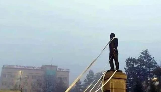 Kazakistan'da eylemcilerin Nazarbayev'in heykelini yıkmaya çalışması akıllara Saddam Hüseyin'i getirdi