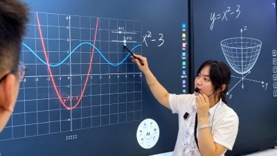 iFLYTEK’ten yapay zekâlı tahta: Öğretmenin çizimini 3D modele dönüştürüyor