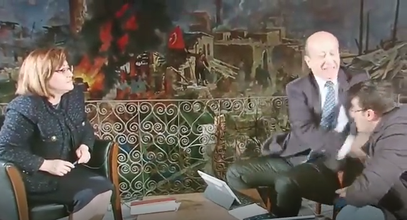 Gazeteci Muharrem Sarıkaya ses teknikerine tokat attı