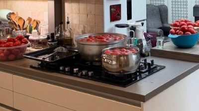 Seda Bakan kış hazırlıklarına başladı: Domates ve salça mesaisi