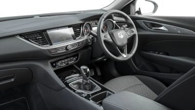Vauxhall logosunu yeniledi: Griffin amblemindeki bayrak kaldırıldı