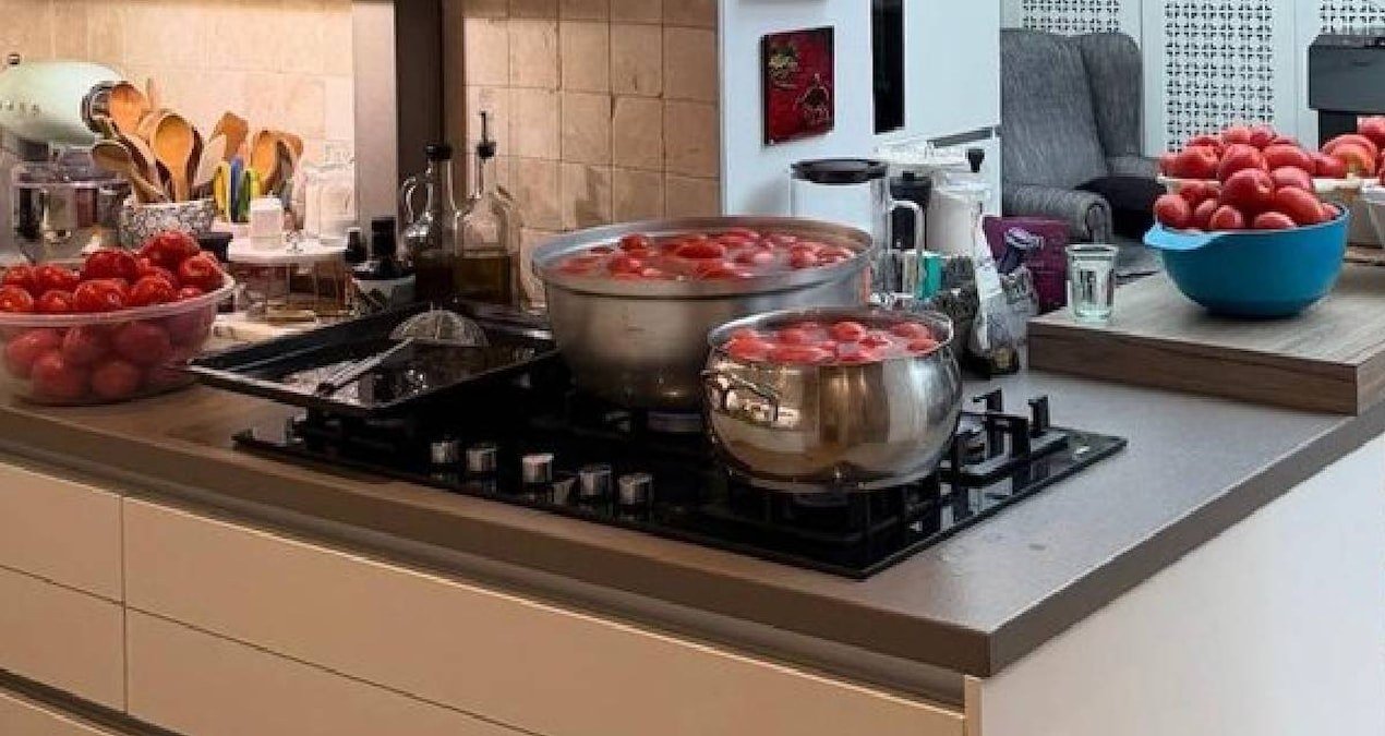 Seda Bakan kış hazırlıklarına başladı: Domates ve salça mesaisi