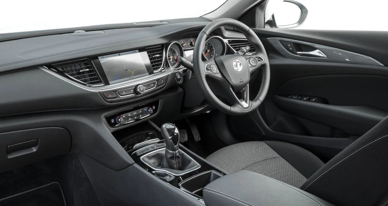 Vauxhall logosunu yeniledi: Griffin amblemindeki bayrak kaldırıldı